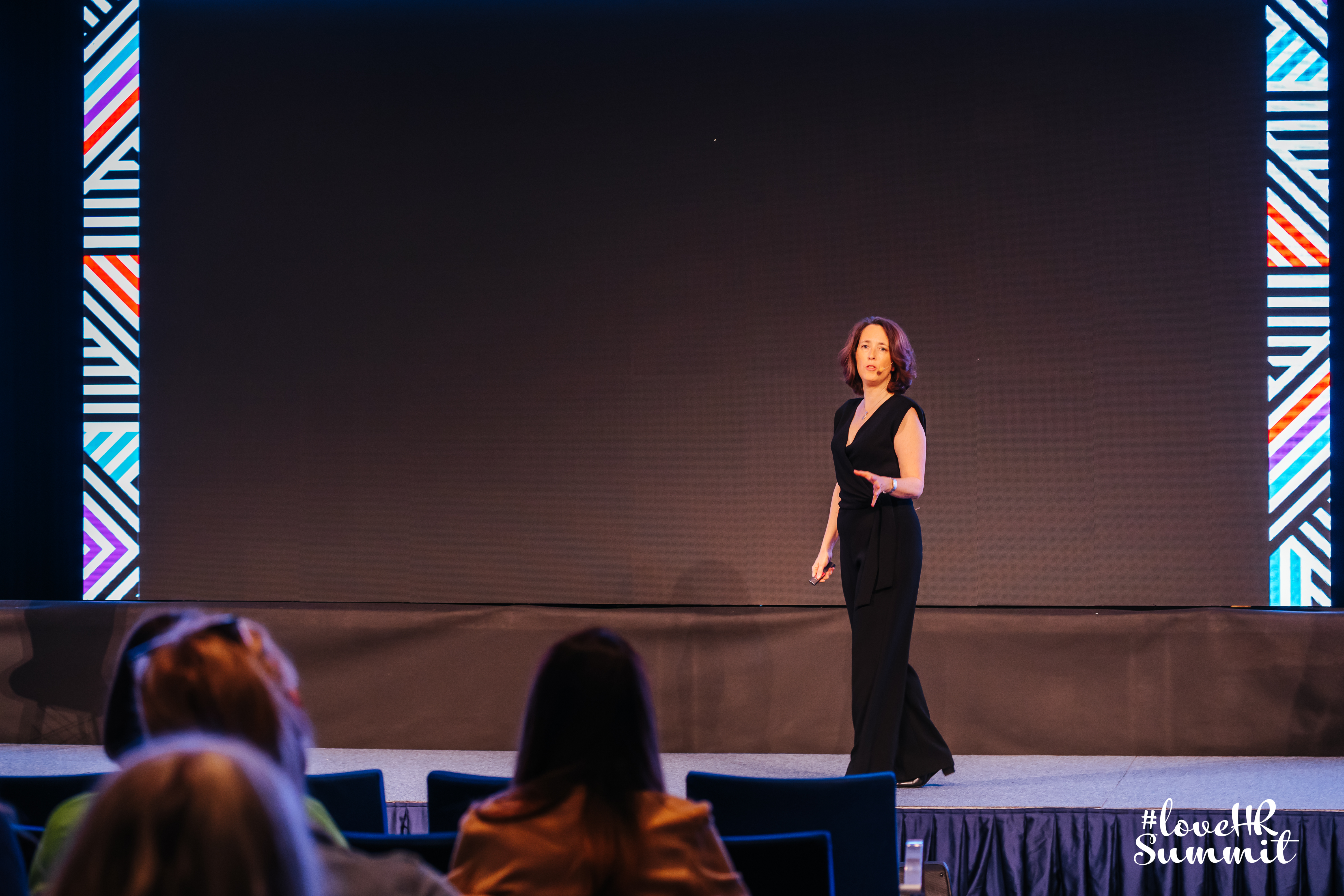 Emmanuelle Léon - Conférencier professionnel expert en Conférencière internationale | Docteur en Sciences de Gestion | Professeure | Futur du travail 